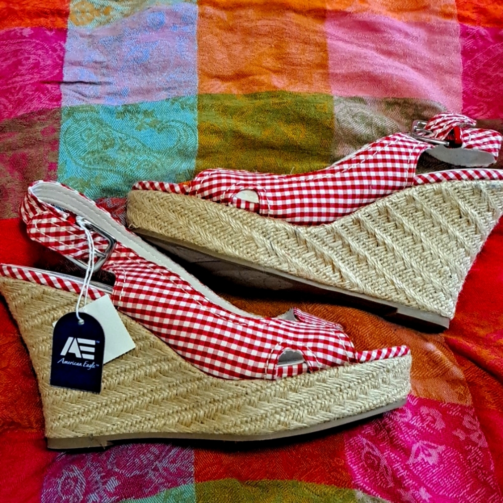 SALE AMERICAN EAGLE SIZE 9 SANDALS - Picture 1 of 3